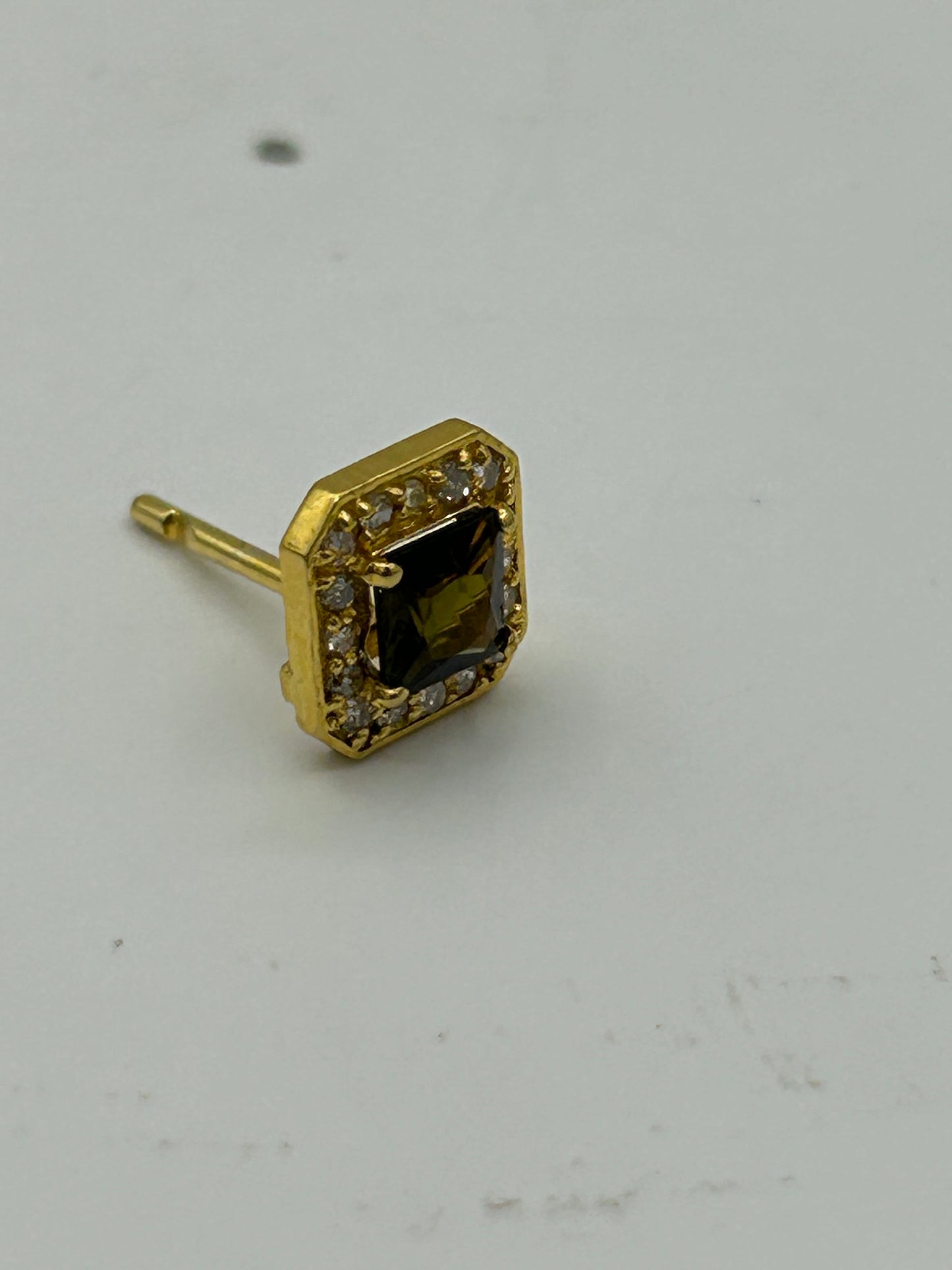 14k Solid Gold Diamond Stud Earring.14k Solid Gold Diamond Earring..