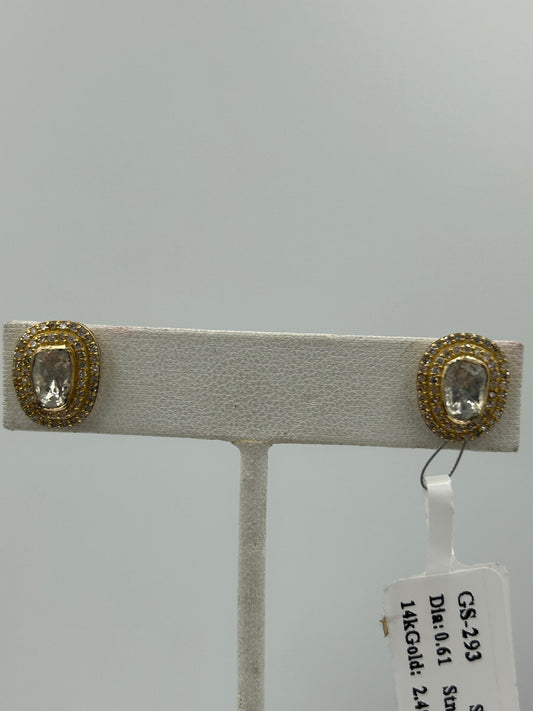 Oval 14k Solid Gold Diamond Stud Earring.14k Solid Gold Diamond Earring..