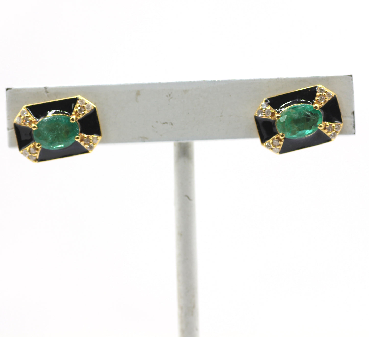 14k Solid Gold Diamond Stud Earring.14k Solid Gold Diamond Earring..