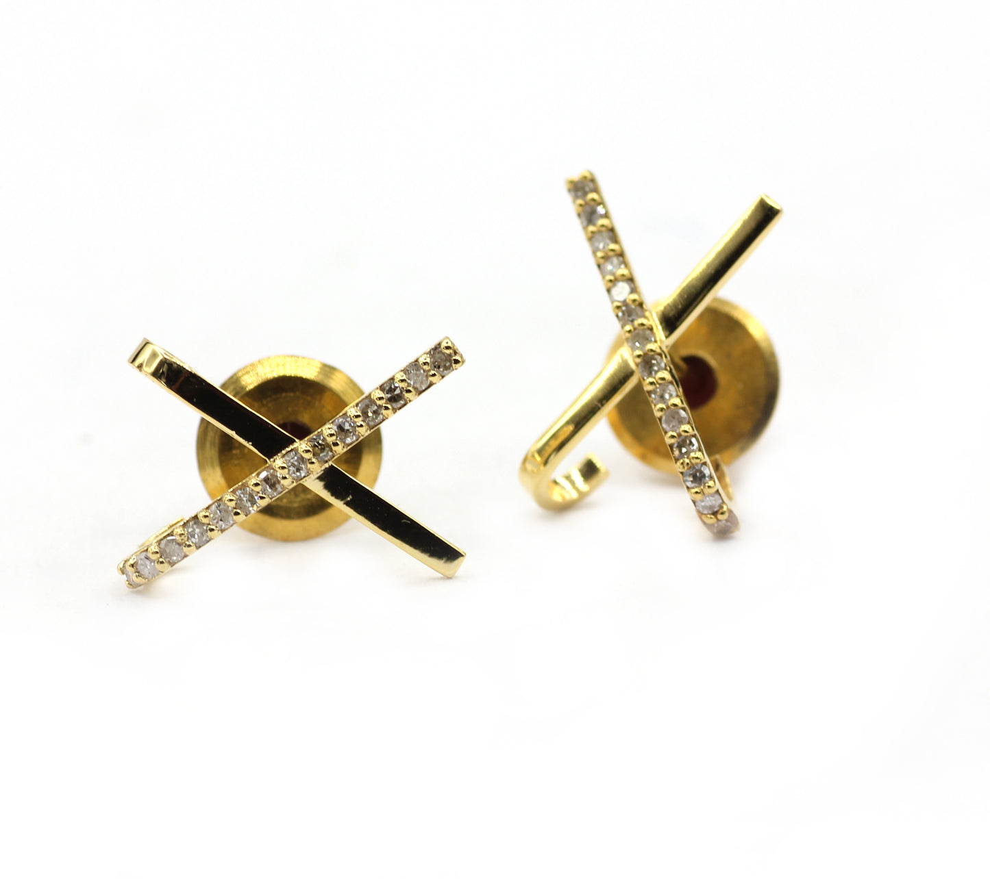 X 14k Solid Gold Diamond Stud Earring.14k Solid Gold Diamond Earring..