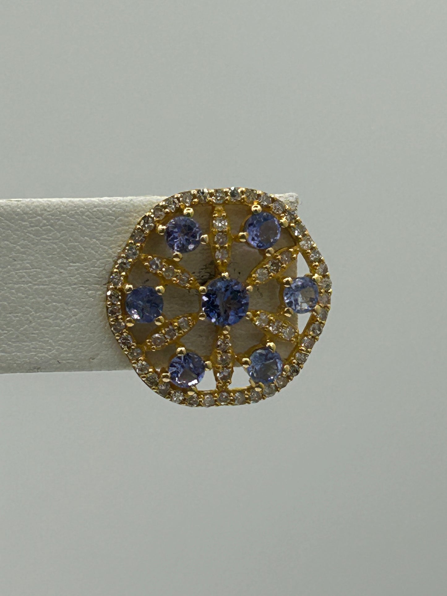 14k Solid Gold Diamond Earring.14k Solid Gold Diamond Earring..