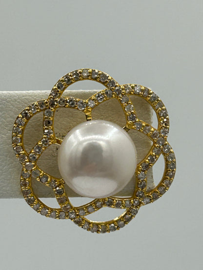 Flower 14k Solid Gold Diamond Earring.14k Solid Gold Diamond Earring..