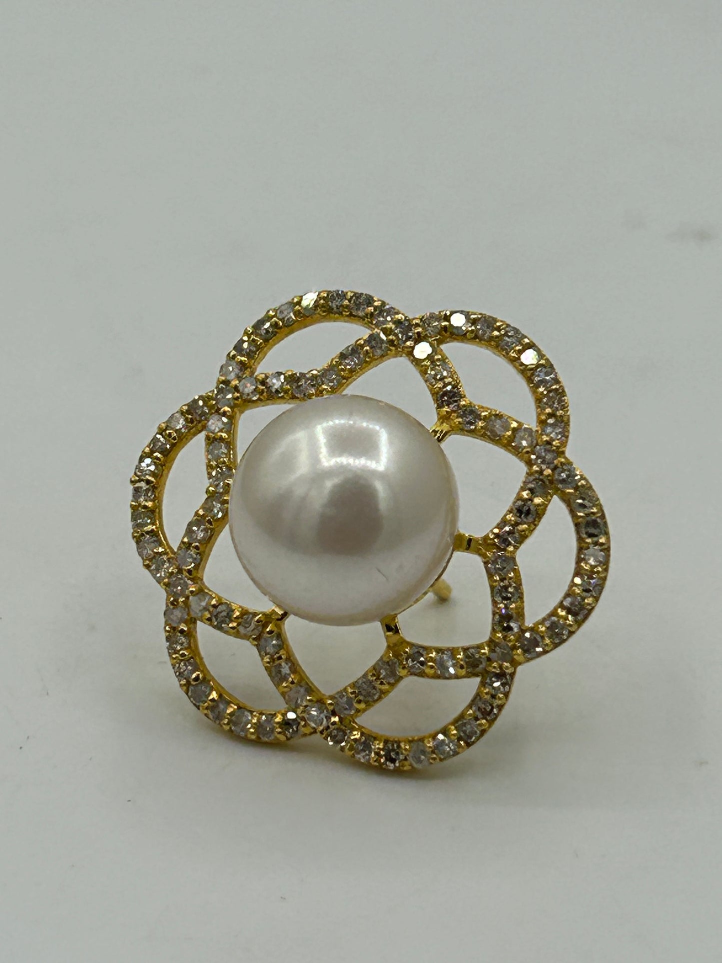 Flower 14k Solid Gold Diamond Earring.14k Solid Gold Diamond Earring..