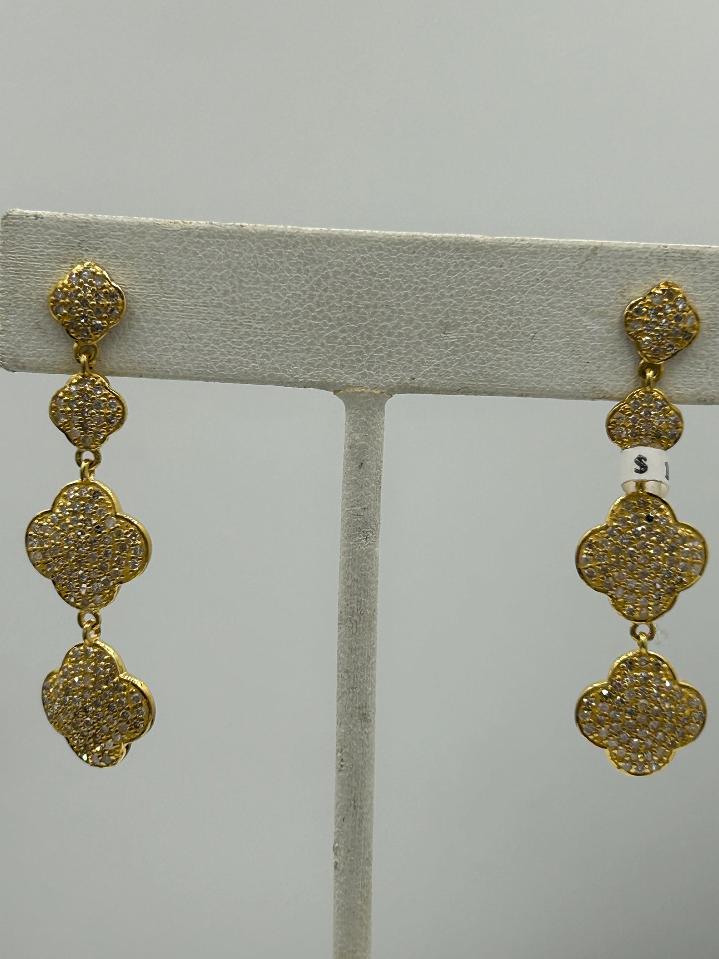 14k Solid Gold Diamond Earring.14k Solid Gold Diamond Earring..
