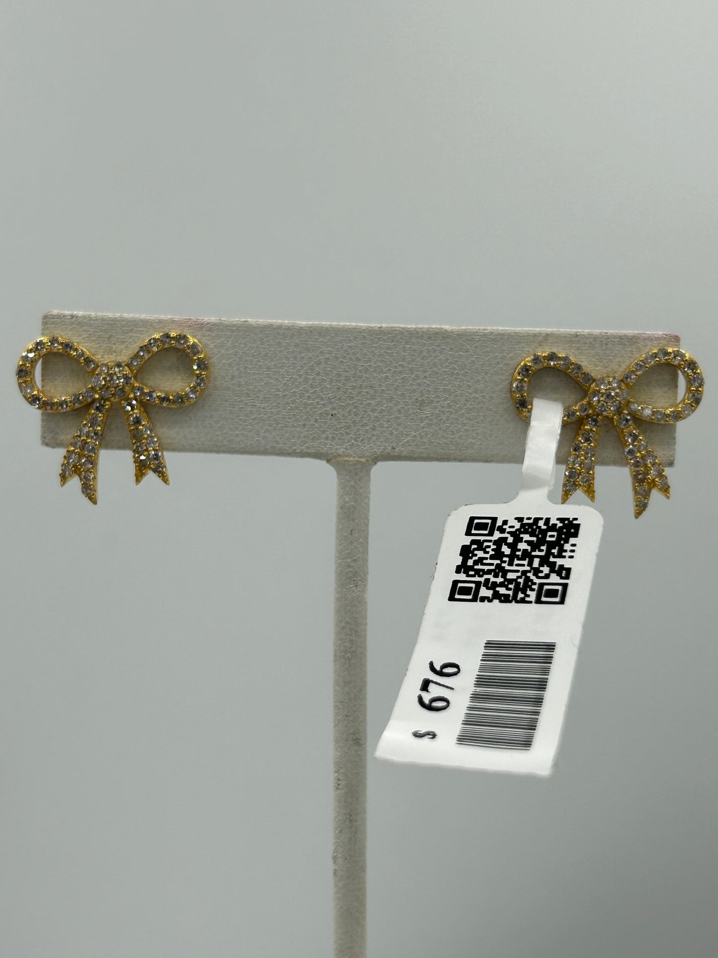 Ribbon 14k Solid Gold Diamond Stud Earring.14k Solid Gold Diamond Earring..