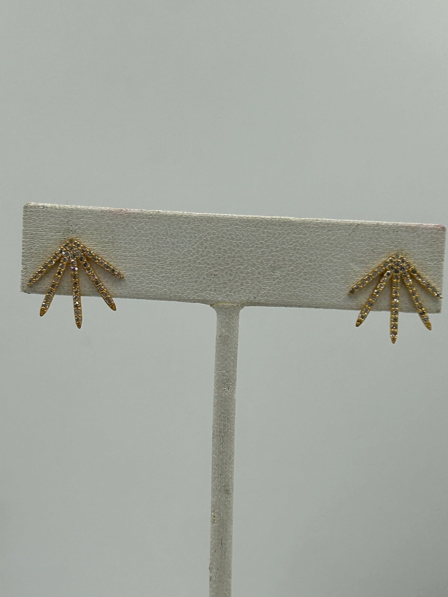 14k Solid Gold Diamond Stud Earring.14k Solid Gold Diamond Earring..