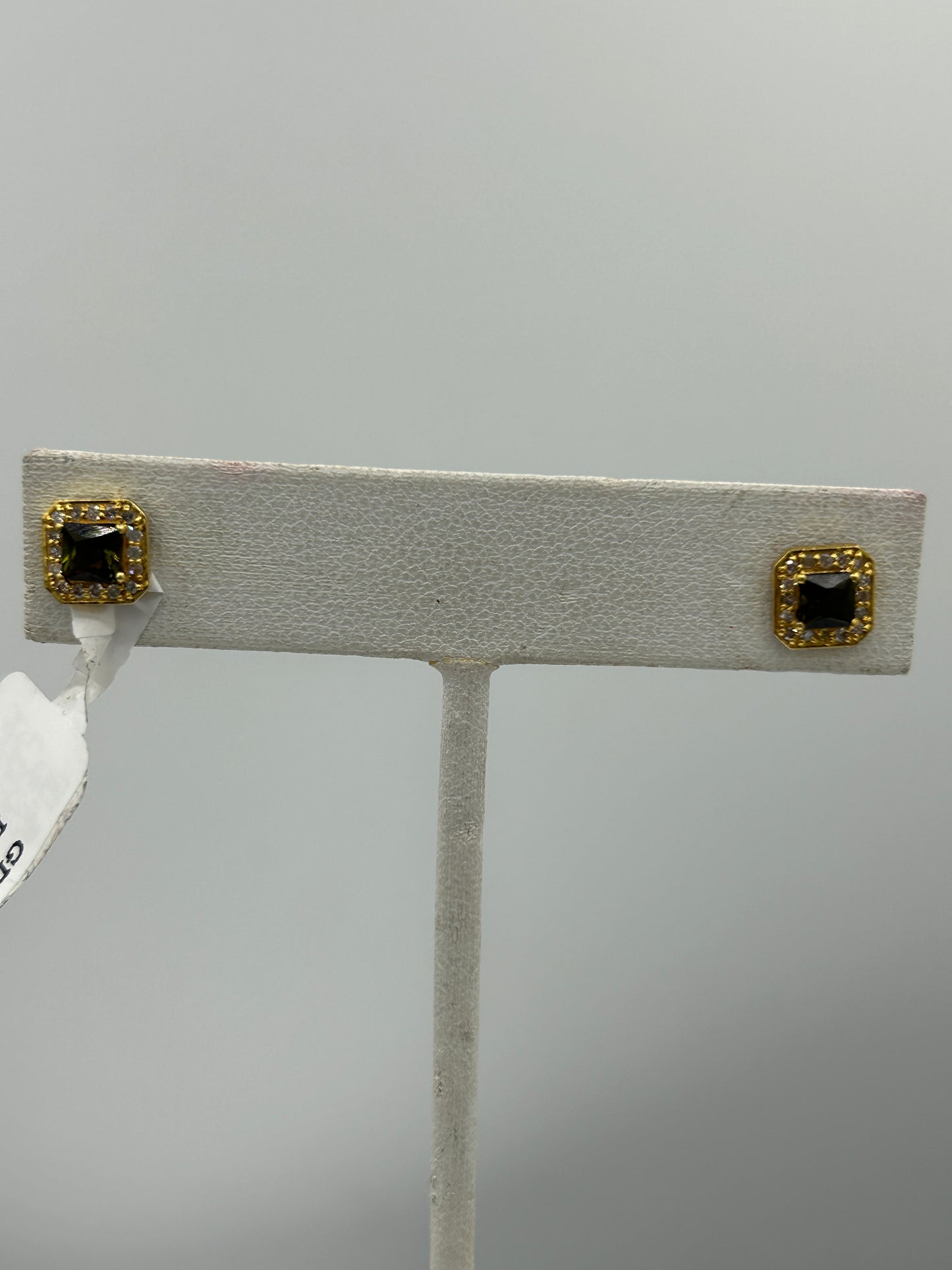 14k Solid Gold Diamond Stud Earring.14k Solid Gold Diamond Earring..