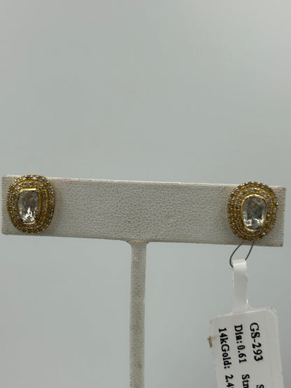 Oval 14k Solid Gold Diamond Stud Earring.14k Solid Gold Diamond Earring..