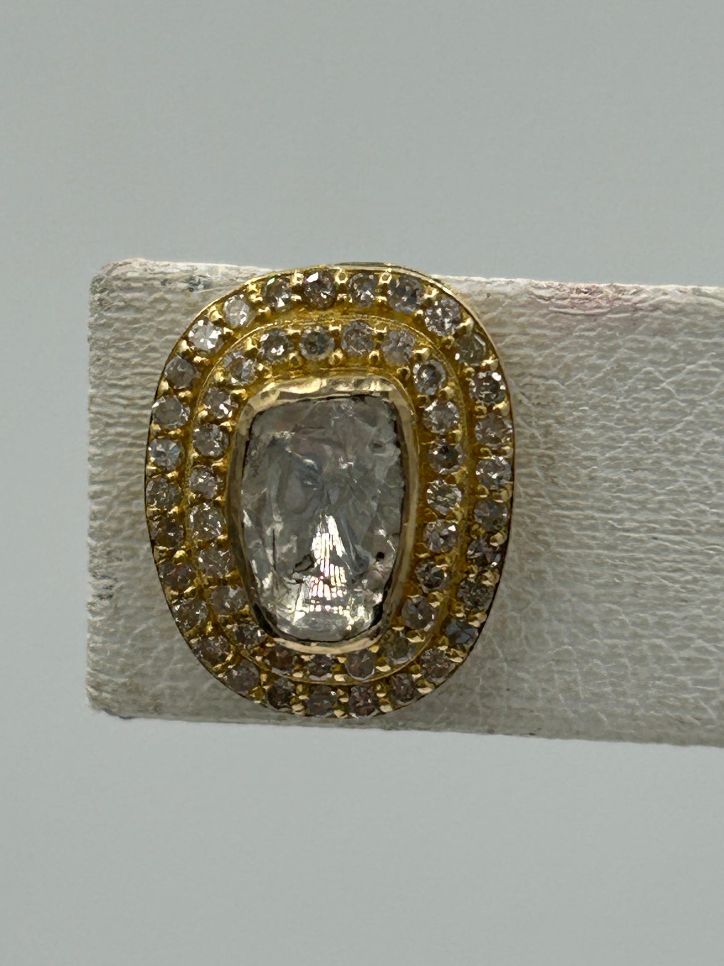 Oval 14k Solid Gold Diamond Stud Earring.14k Solid Gold Diamond Earring..