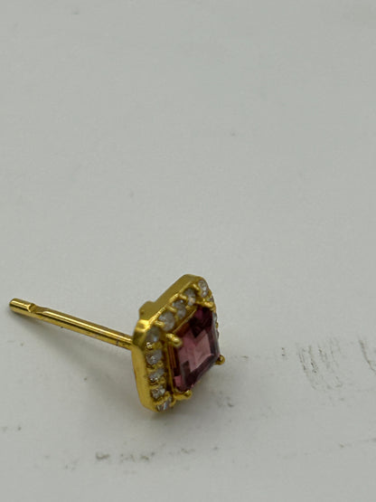 14k Solid Gold Diamond Stud Earring.14k Solid Gold Diamond Earring..