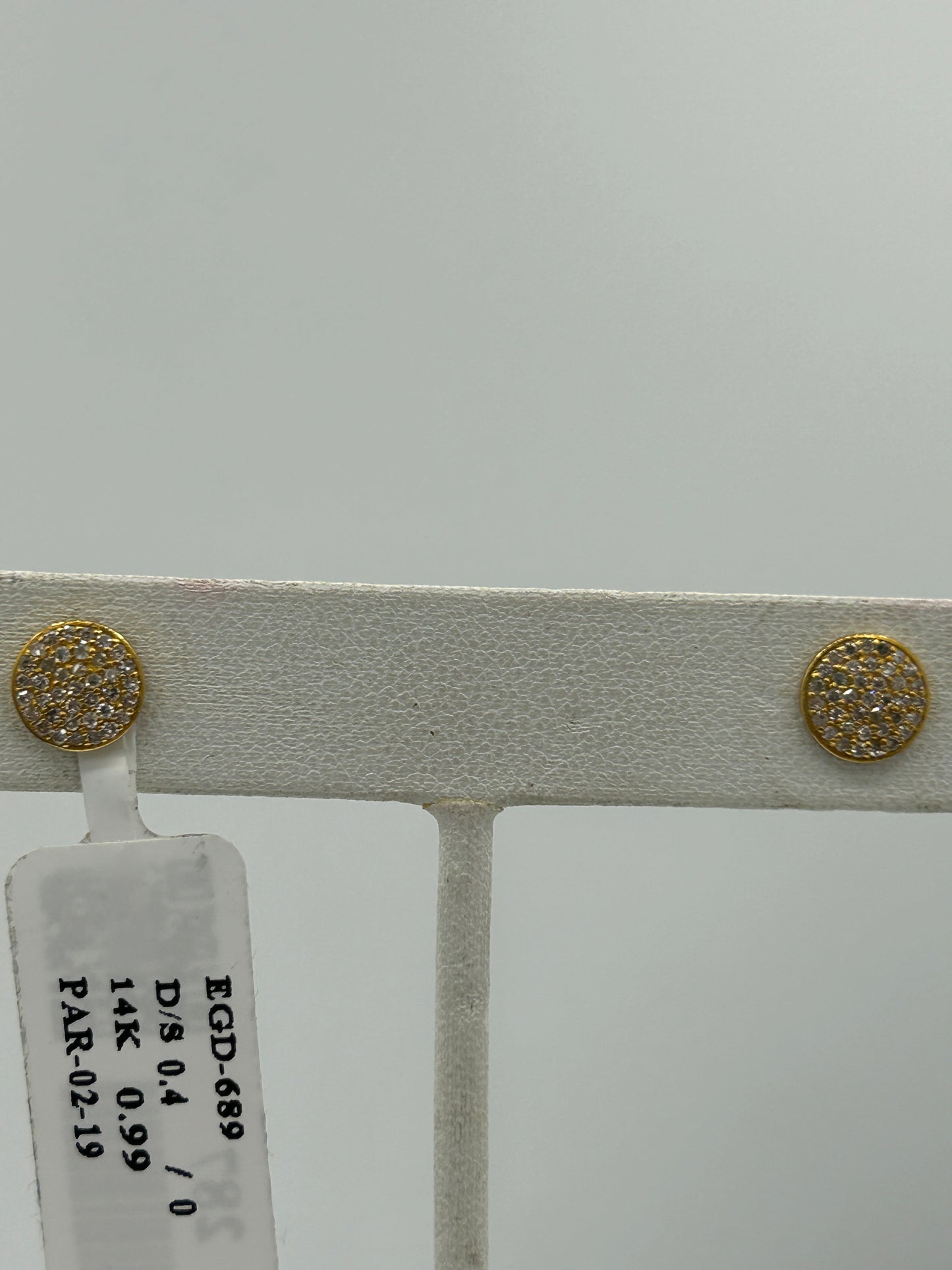 Round 14k Solid Gold Diamond Stud Earring.14k Solid Gold Diamond Earring..