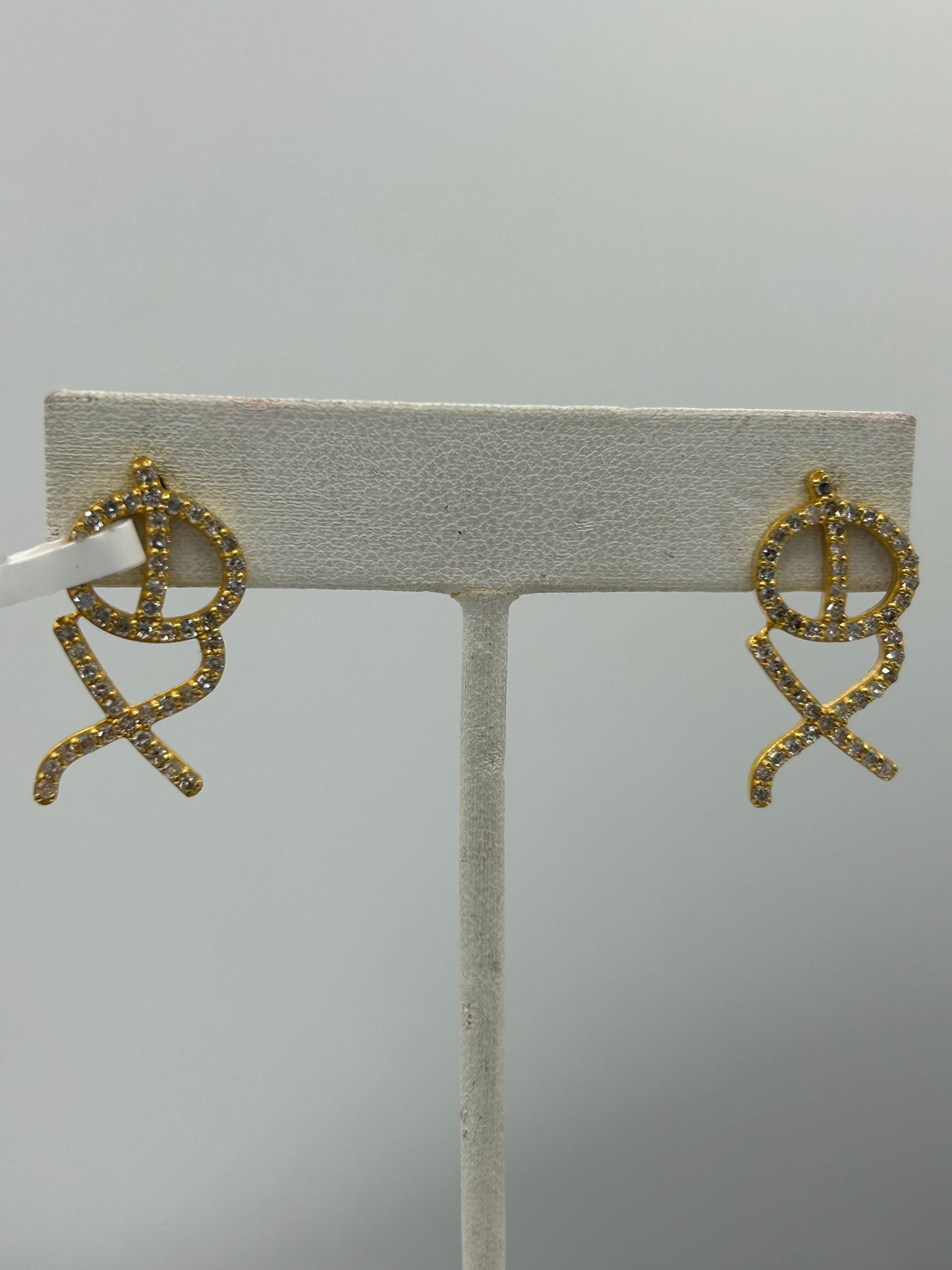 XO 14k Solid Gold Diamond Stud Earring.14k Solid Gold Diamond Earring..
