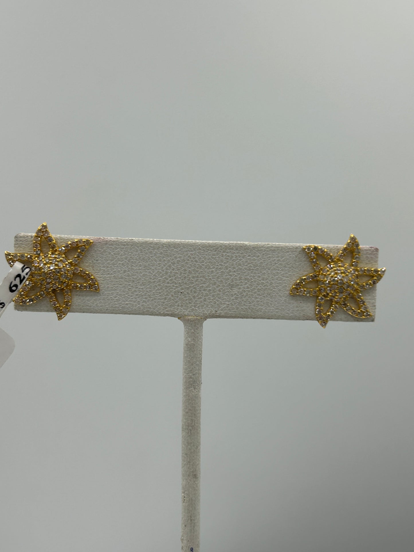 Flower 14k Solid Gold Diamond Stud Earring.14k Solid Gold Diamond Earring..