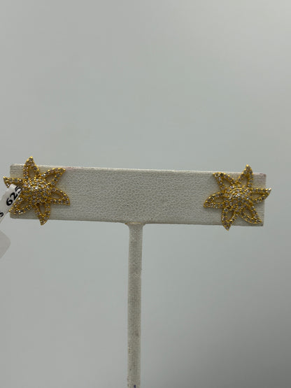 Flower 14k Solid Gold Diamond Stud Earring.14k Solid Gold Diamond Earring..