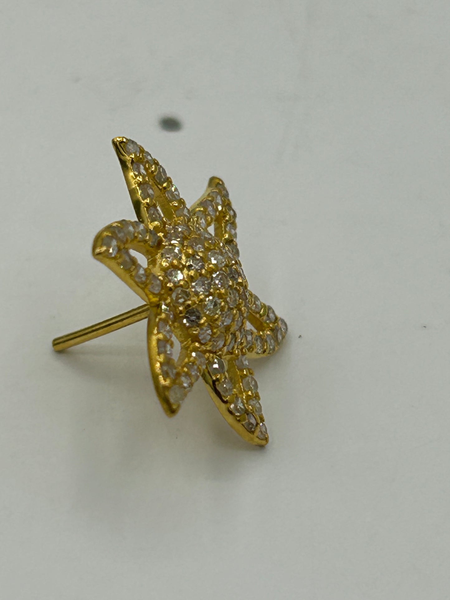 Flower 14k Solid Gold Diamond Stud Earring.14k Solid Gold Diamond Earring..
