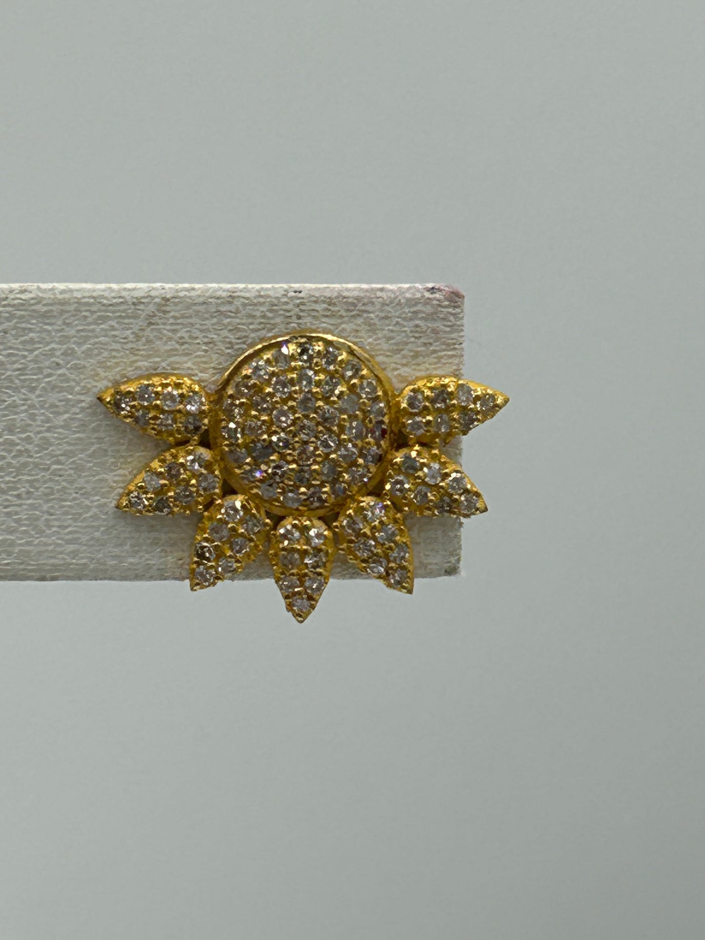 14k Solid Gold Diamond Stud Earring.14k Solid Gold Diamond Earring..
