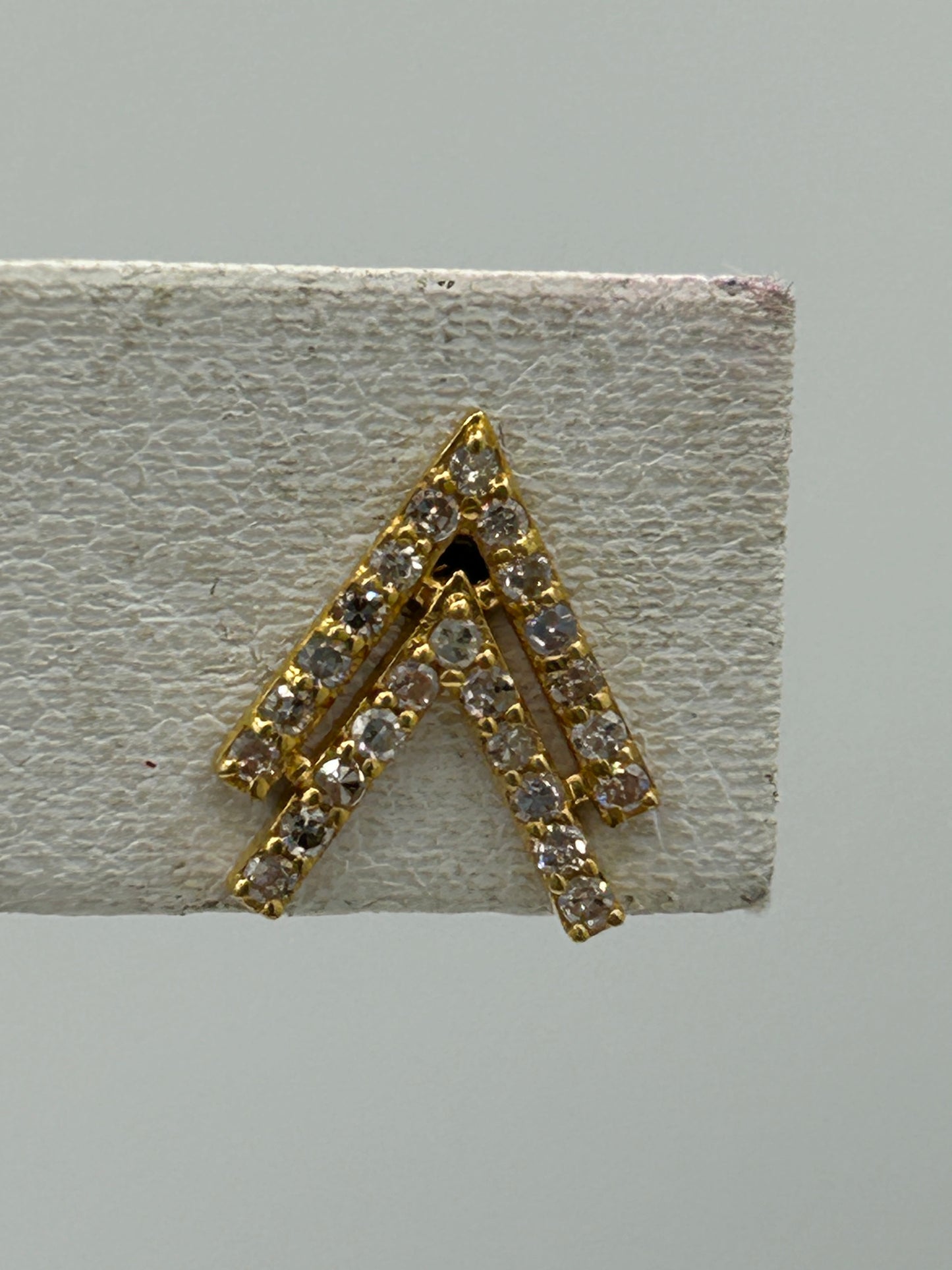 Arrow 14k Solid Gold Diamond Stud Earring.14k Solid Gold Diamond Earring..