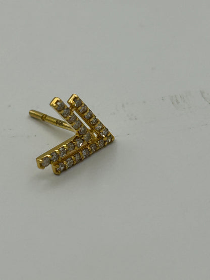 Arrow 14k Solid Gold Diamond Stud Earring.14k Solid Gold Diamond Earring..