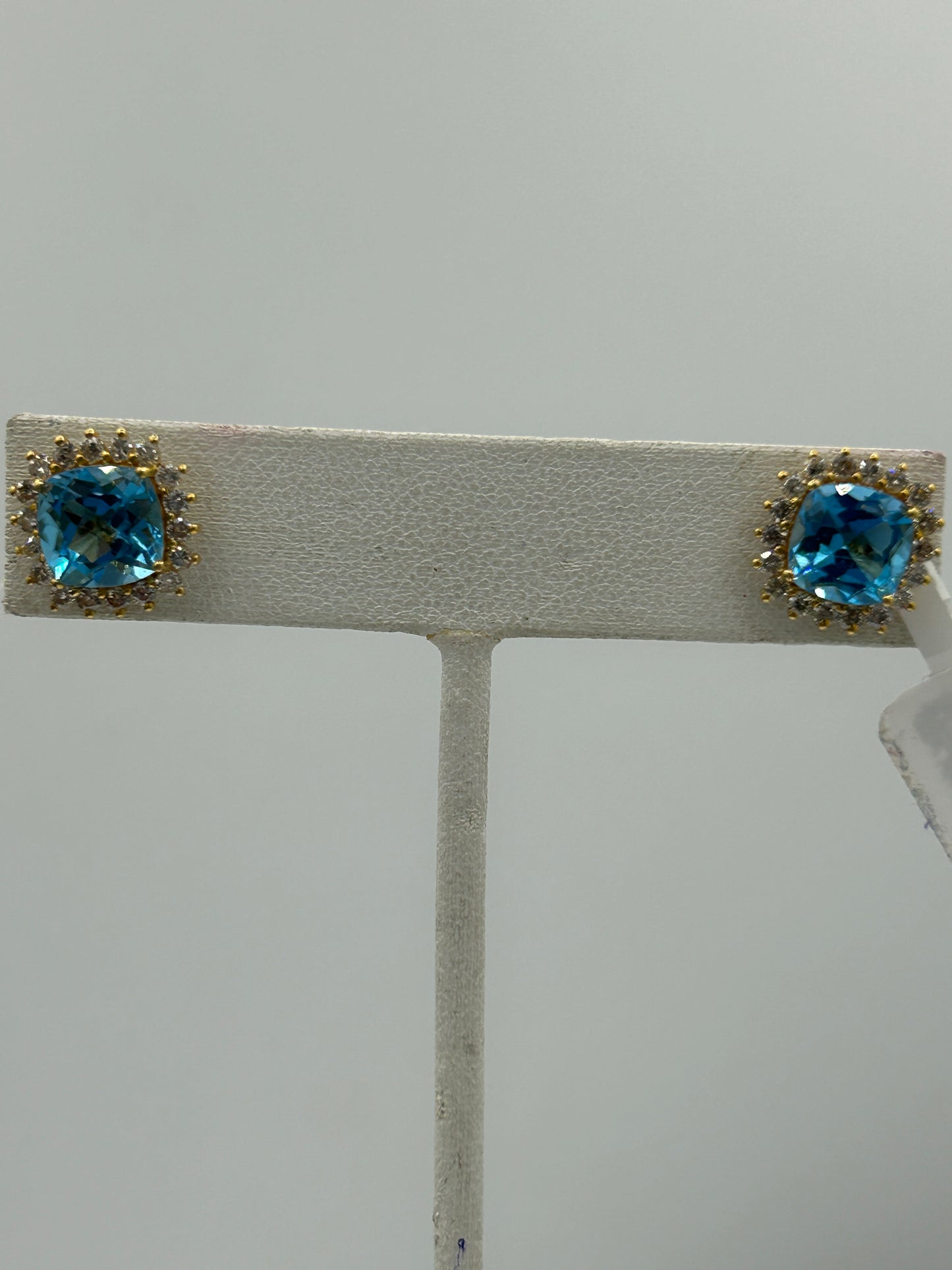Square 14k Solid Gold Diamond Stud Earring.14k Solid Gold Diamond Earring..