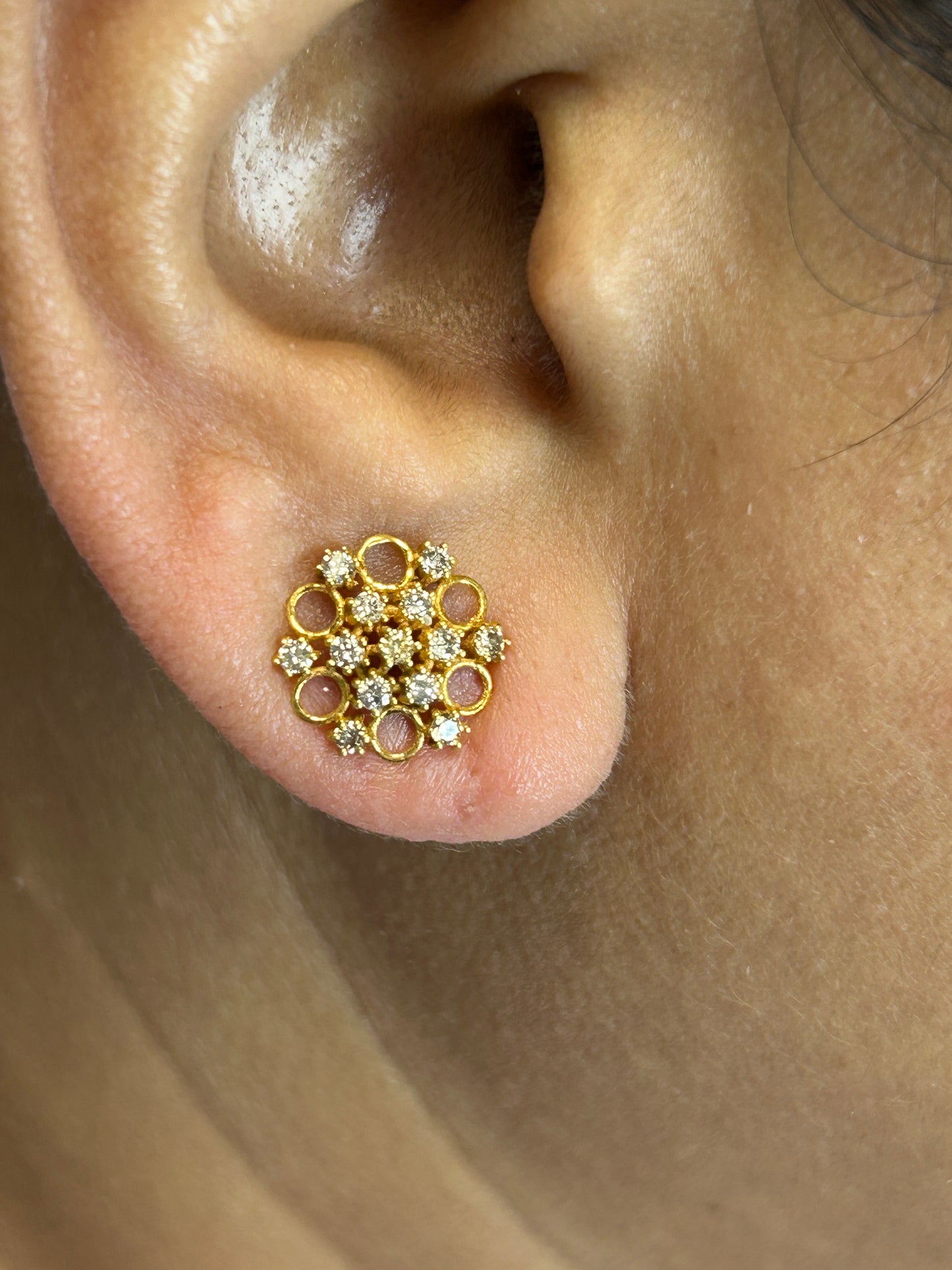 Round 14k Solid Gold Diamond Stud Earring.14k Solid Gold Diamond Earring..