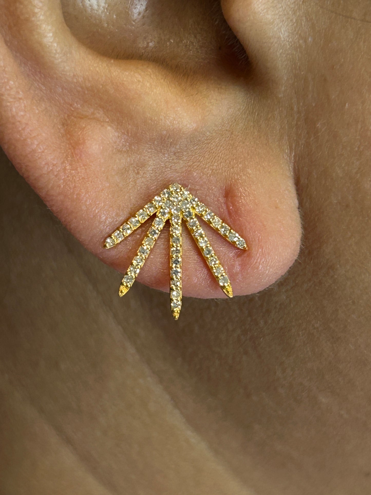 14k Solid Gold Diamond Stud Earring.14k Solid Gold Diamond Earring..
