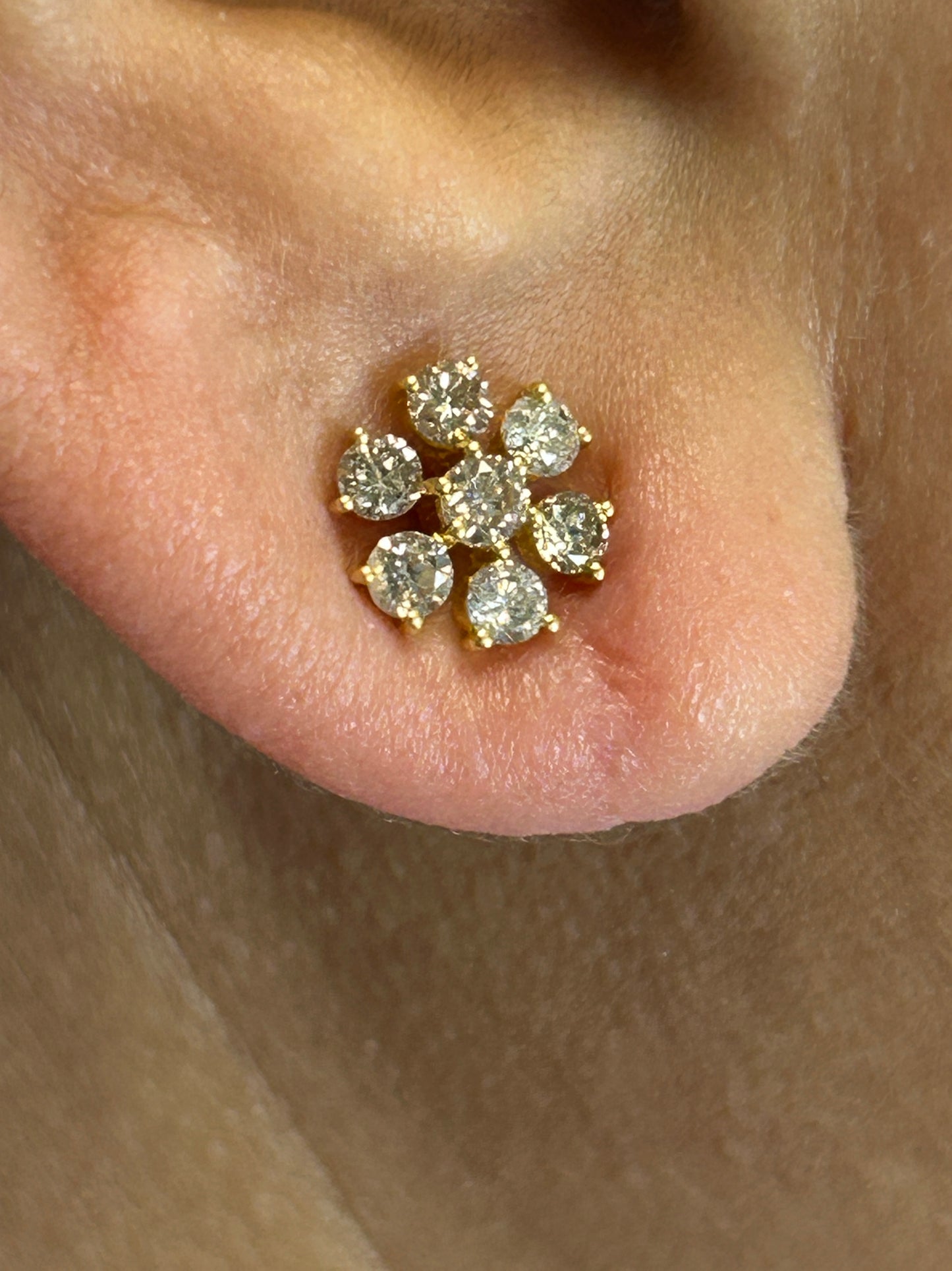 Round 14k Solid Gold Diamond Stud Earring.14k Solid Gold Diamond Earring..