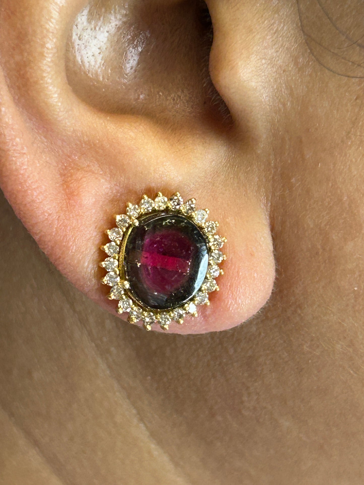 14k Solid Gold Diamond Stud Earring.14k Solid Gold Diamond Earring..