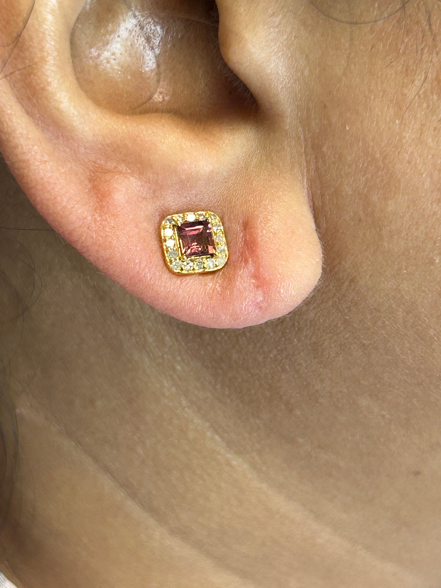 14k Solid Gold Diamond Stud Earring.14k Solid Gold Diamond Earring..