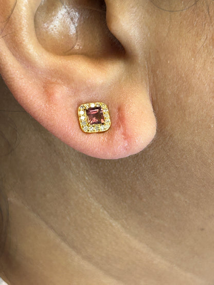 14k Solid Gold Diamond Stud Earring.14k Solid Gold Diamond Earring..