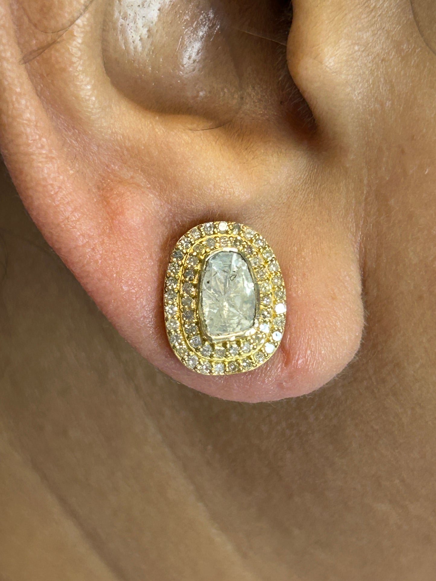 Oval 14k Solid Gold Diamond Stud Earring.14k Solid Gold Diamond Earring..