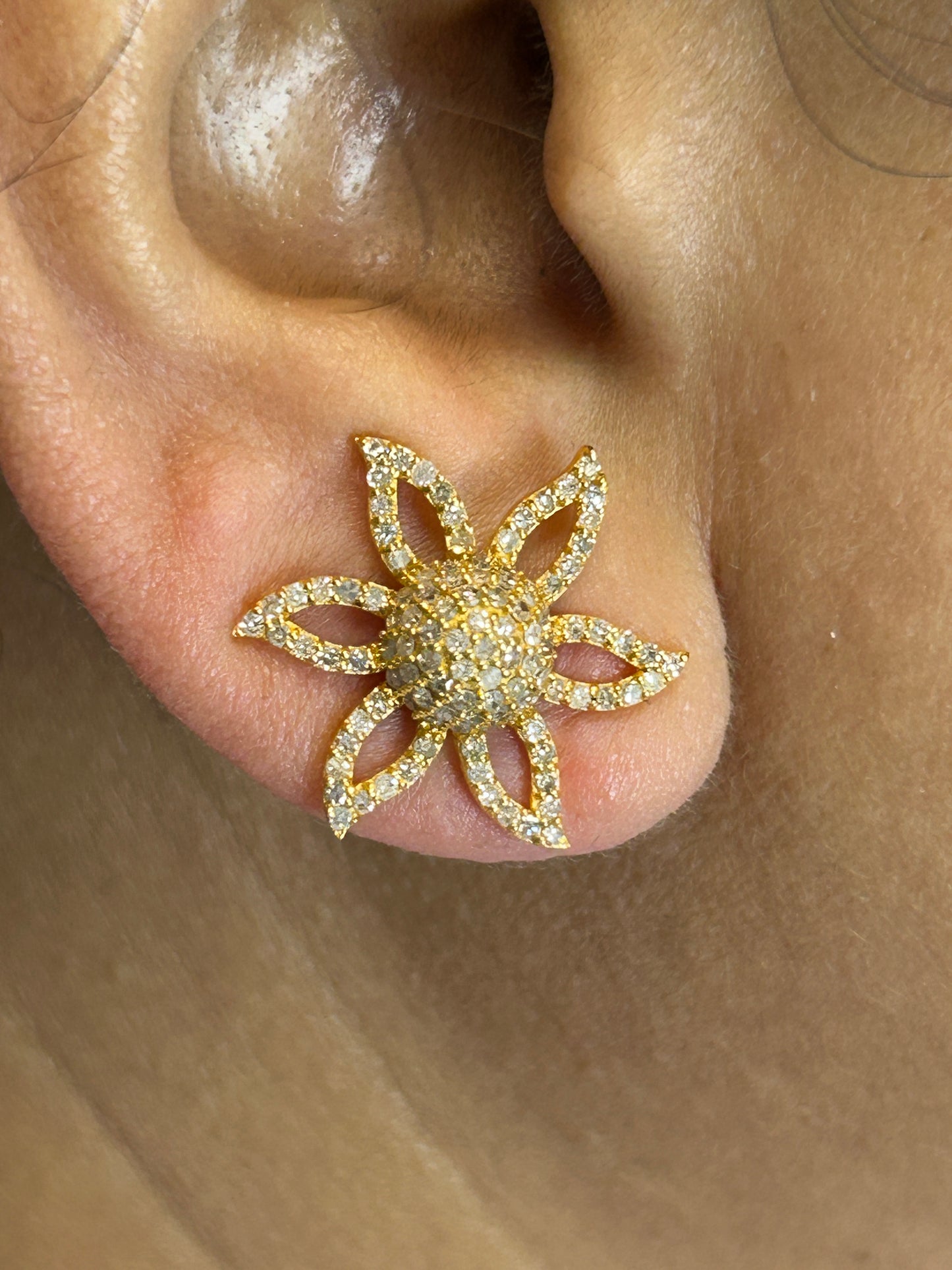 Flower 14k Solid Gold Diamond Stud Earring.14k Solid Gold Diamond Earring..