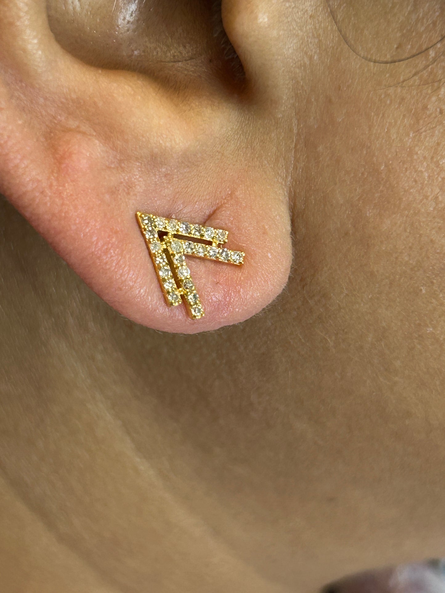 Arrow 14k Solid Gold Diamond Stud Earring.14k Solid Gold Diamond Earring..