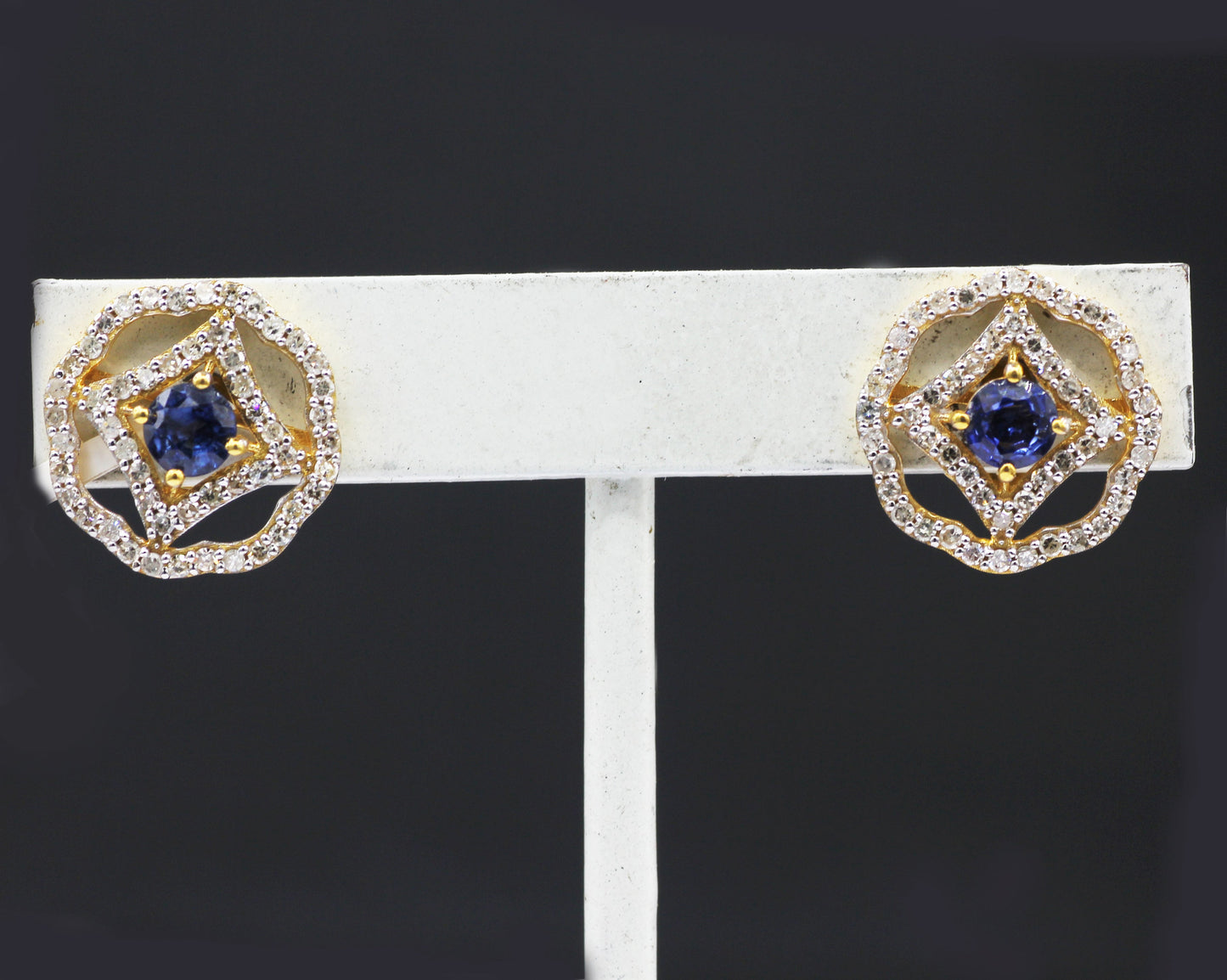 14k Solid Gold Diamond Stud Earring.14k Solid Gold Diamond Earring..