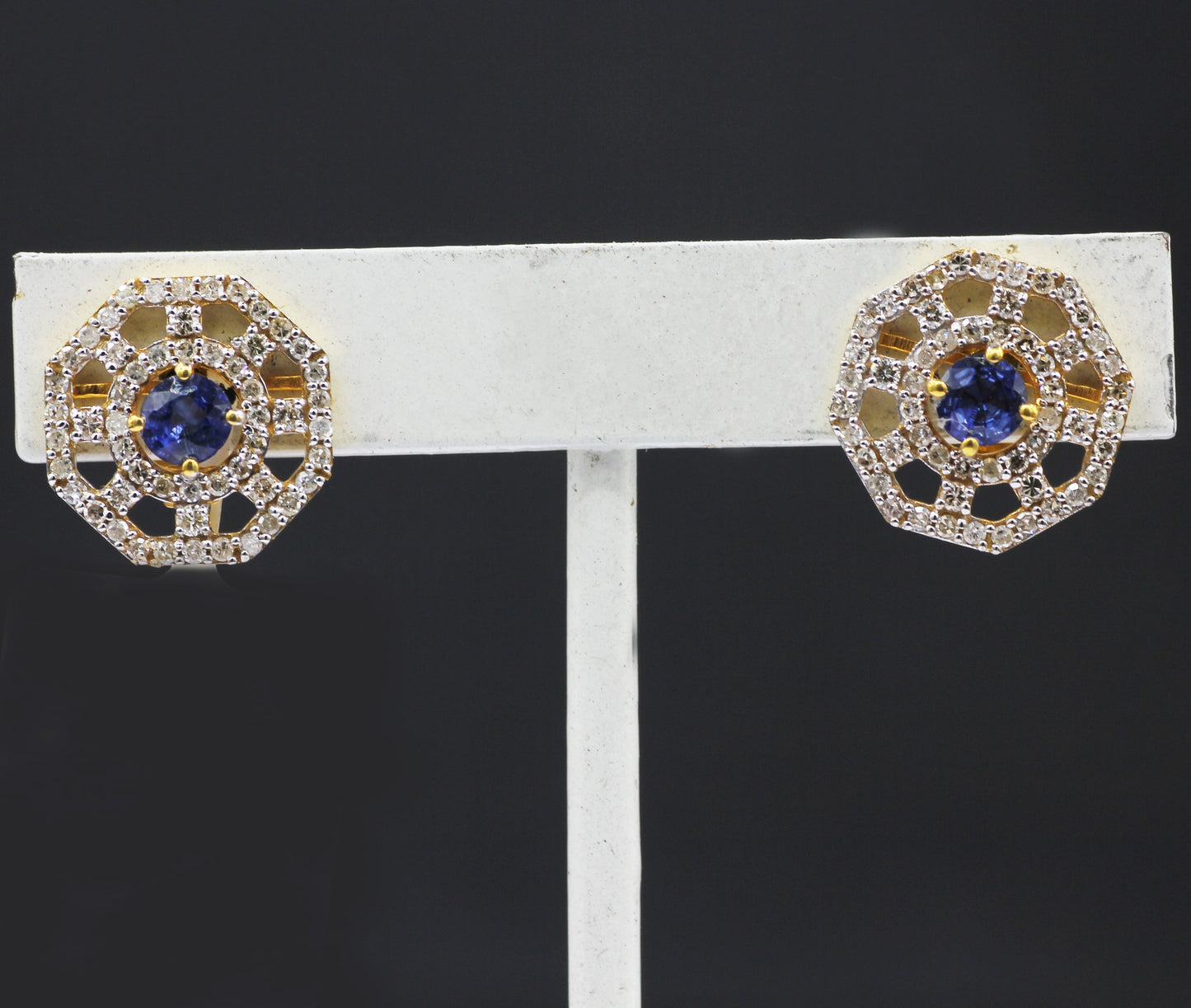 14k Solid Gold Diamond Stud Earring.14k Solid Gold Diamond Earring..