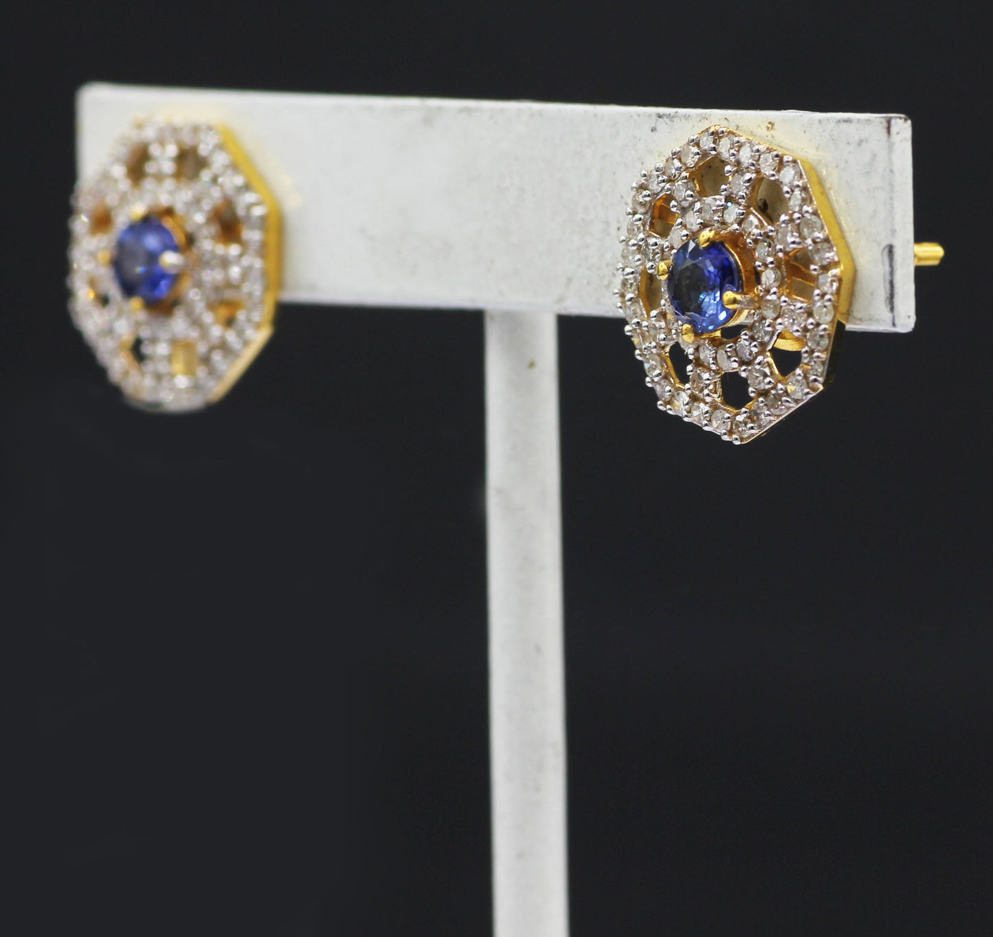 14k Solid Gold Diamond Stud Earring.14k Solid Gold Diamond Earring..