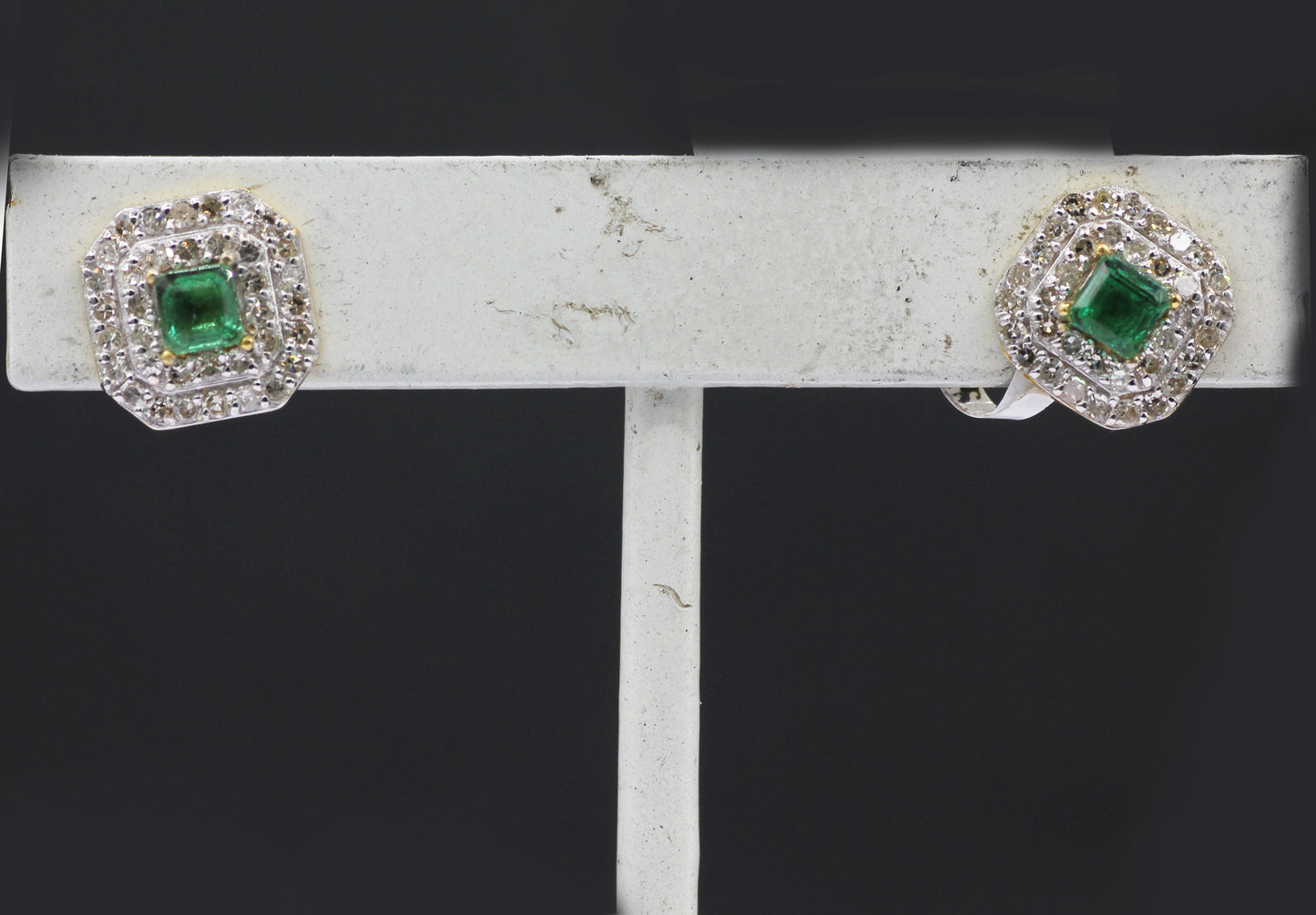 14k Solid Gold Diamond Stud Earring.14k Solid Gold Diamond Earring..