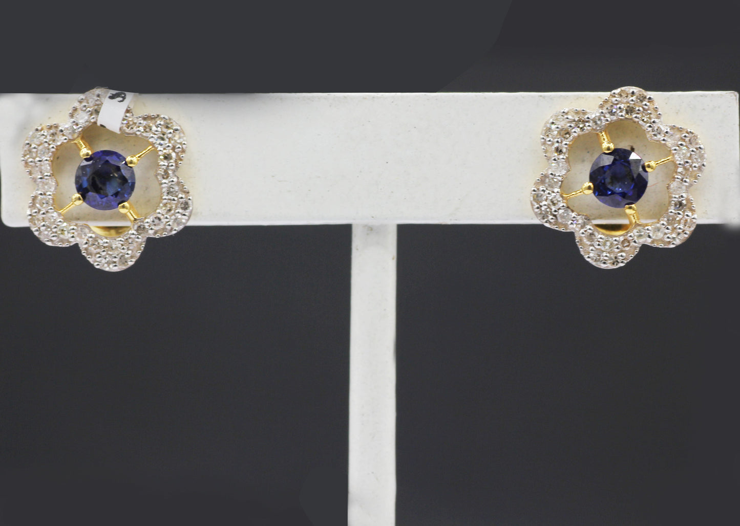14k Solid Gold Diamond Stud Earring.14k Solid Gold Diamond Earring..