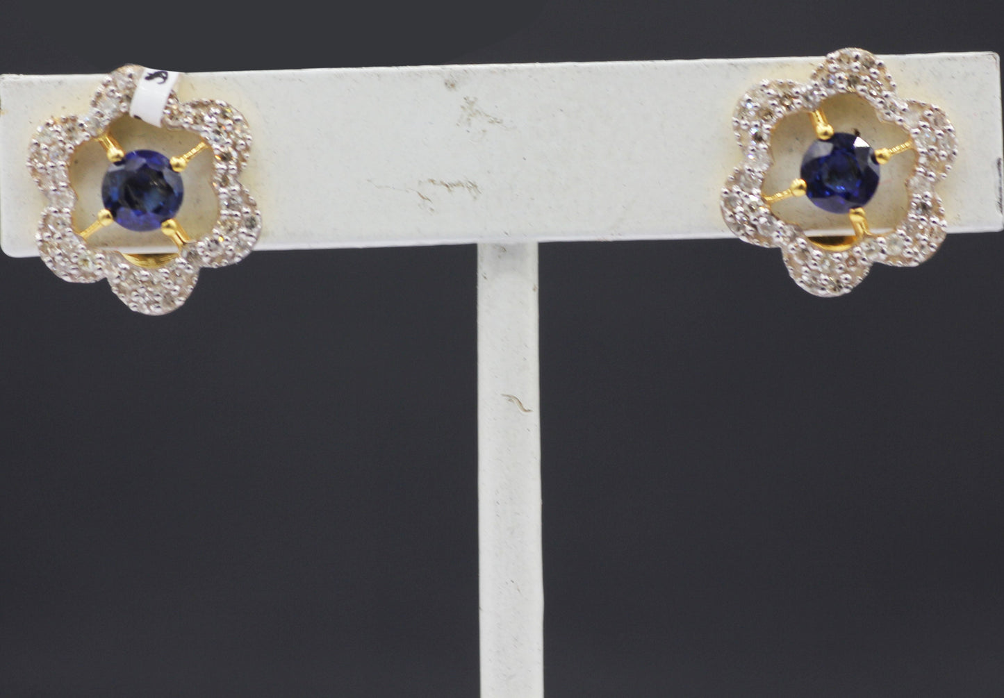 14k Solid Gold Diamond Stud Earring.14k Solid Gold Diamond Earring..