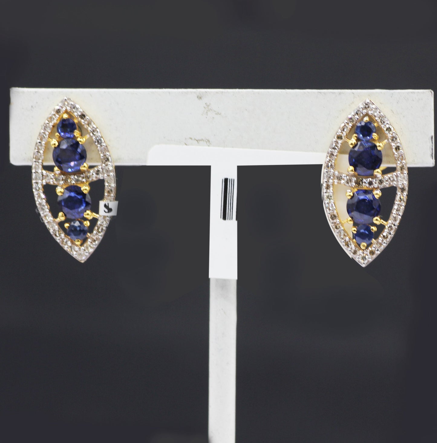 14k Solid Gold Diamond Stud Earring.14k Solid Gold Diamond Earring..